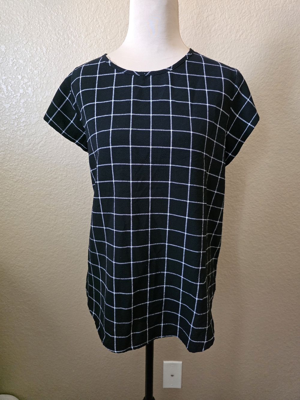 Lily White Black White Windowpane Grid Pattern Classic Round Neckline